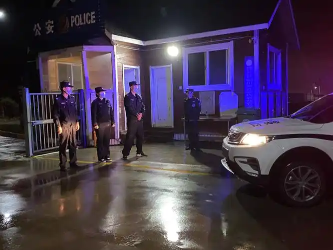 【铜川公安】助力辖区企业复工复产 小丘派出所民警夜间巡逻保治安