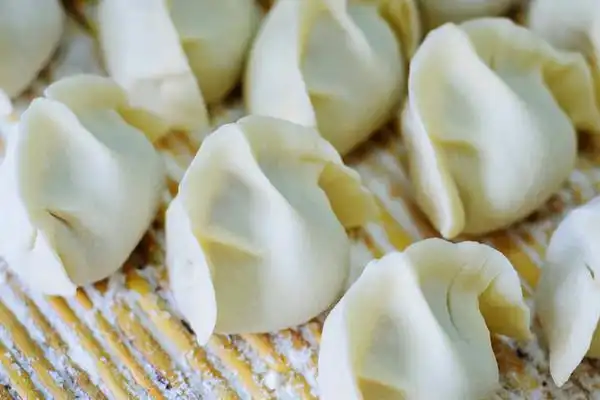 包饺子的样式有很多种类,咱不一一的唠叨,就说说包饺子最快速的方法吧