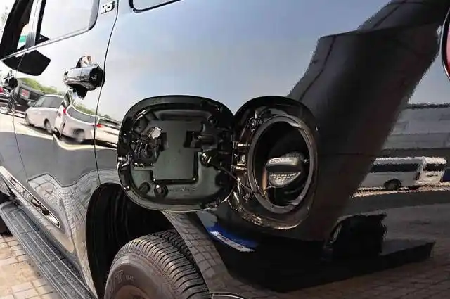 为啥私家车油箱有的在左有的在右听老司机说完车主猫腻真大