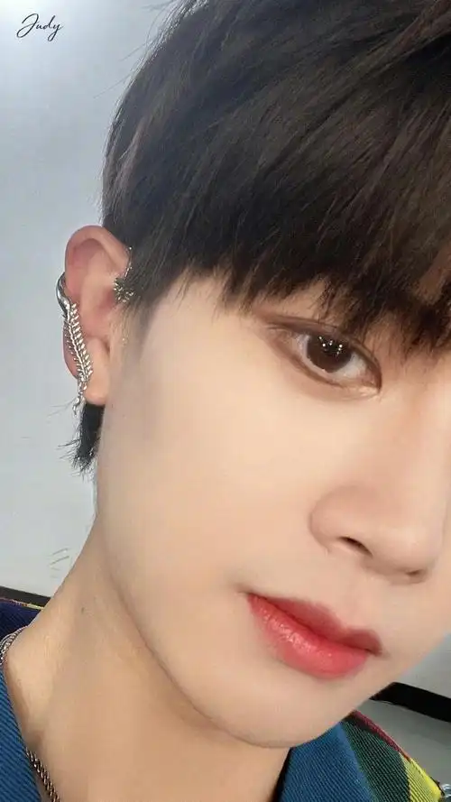 任嘉伦超话如此嚣张的卡大头怼脸自拍,有几个人敢,还能这么好看看的我