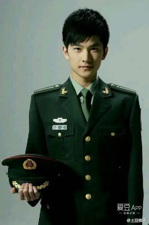 今天是八一建军节,祝人民军队89岁生日快乐,一组杨洋的军装照!