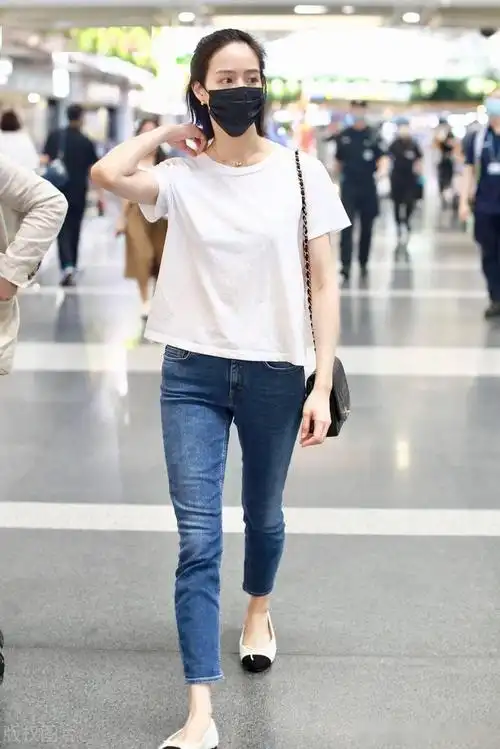 街拍张钧甯穿白色t恤牛仔裤芭蕾平底鞋简单清爽