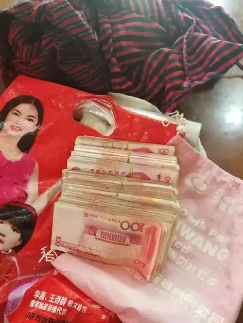 【992 | 点赞】石家庄环卫工人捡到6万元现金!失主你在哪?