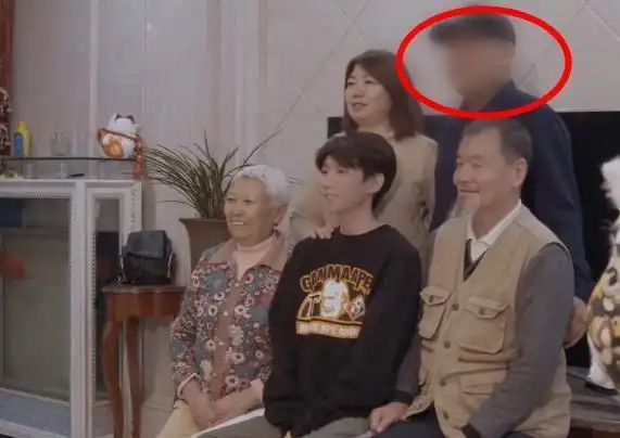 王源拍全家福,他又将爸爸的脸打马赛克,说出原因让全网道歉