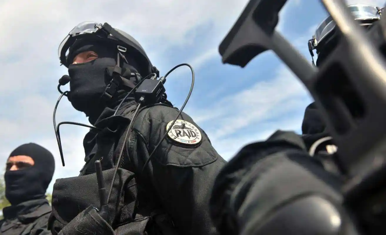 特种兵脸上只涂抹油彩,而特警却要戴面罩,原因是什么?