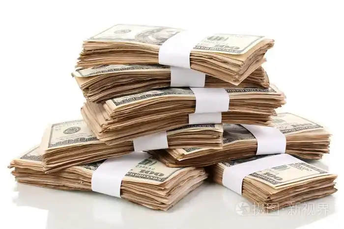 成堆的白色上孤立的一百美元钞票特写