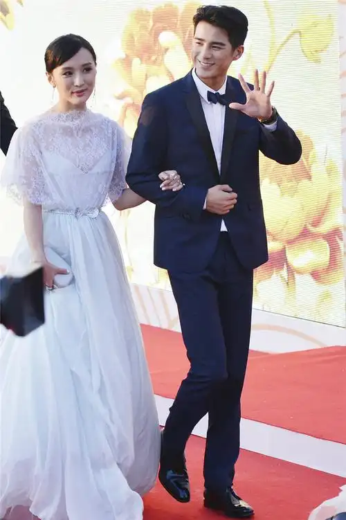 姜潮惊艳亮相金鸡百花电影节斩获特别贡献奖