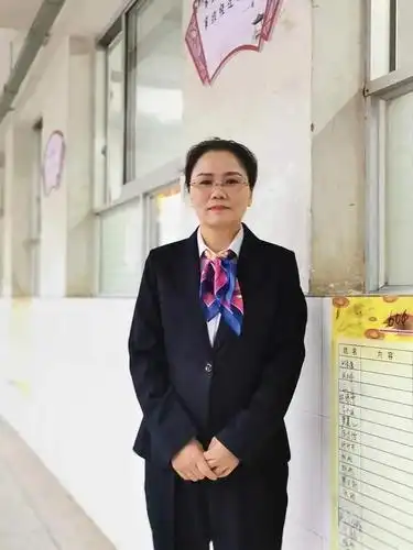 武冈二中黄华云老师,梨花点点雨,也育万千绿