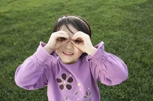 小男孩和小女孩躺在草地上