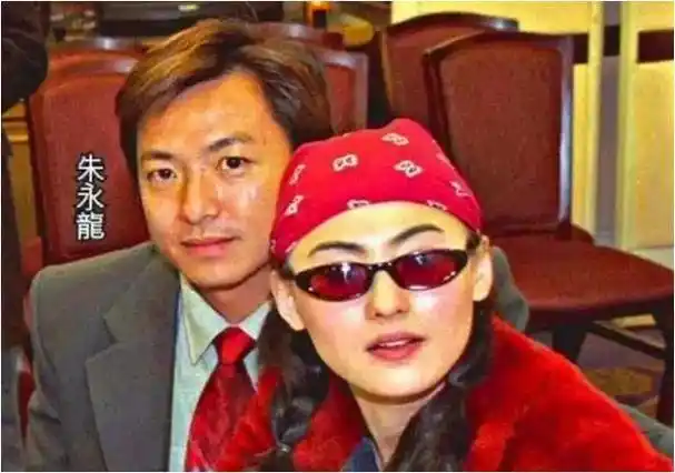 张柏芝打死不说三胎生父与谢霆锋离婚后感情成谜引人猜测