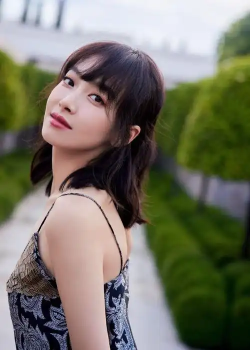 宋茜齐刘海锁骨发造型优雅大方 着深v吊带魅力十足