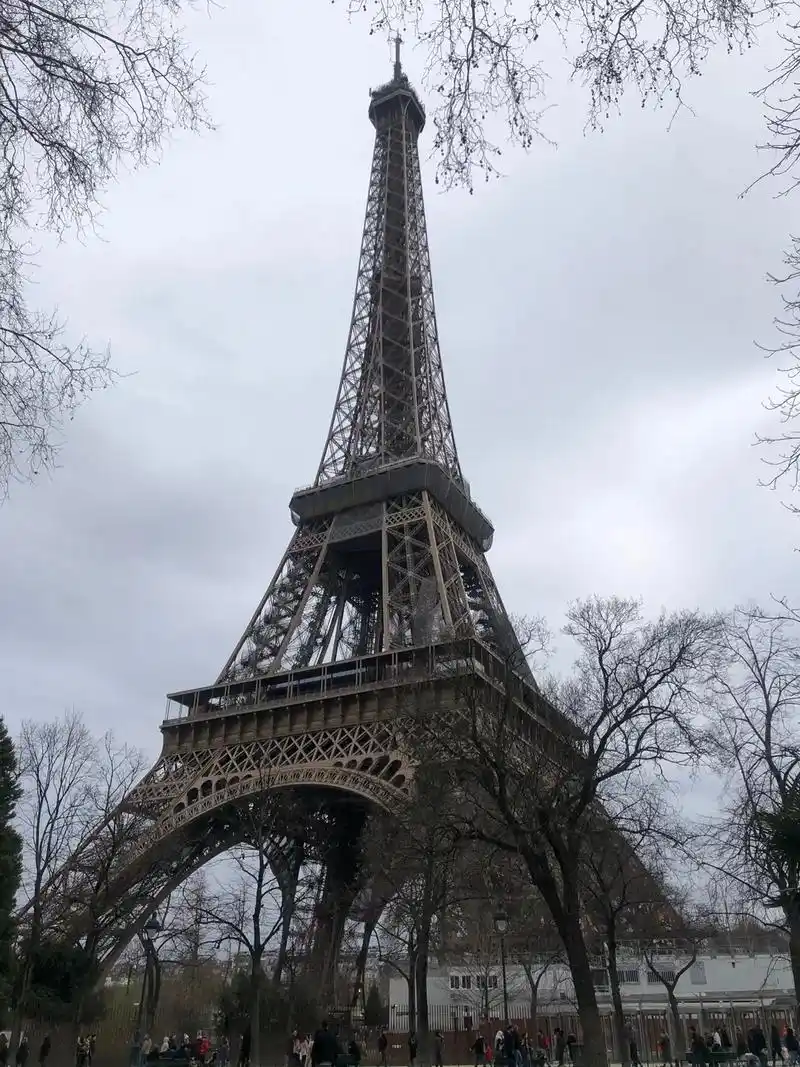 埃菲尔铁塔矗立在法国巴黎市战神广场上,旁靠塞纳河 - 抖音