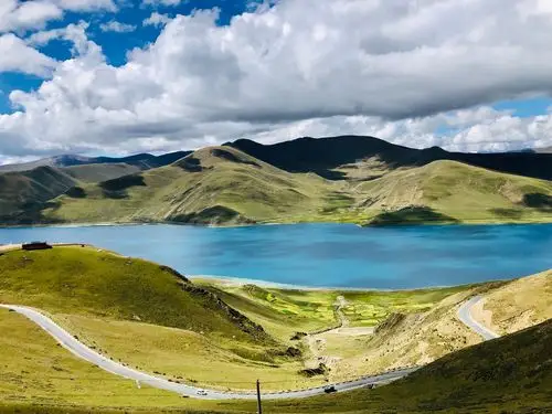 9.3来到西藏拉萨的山南市羊卓雍错即羊湖,又称圣女湖,美景尽收眼底