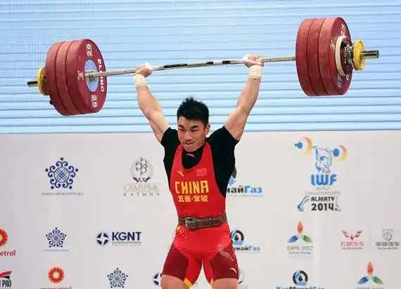 图文:举重世锦赛男69kg级 廖辉举起杠铃