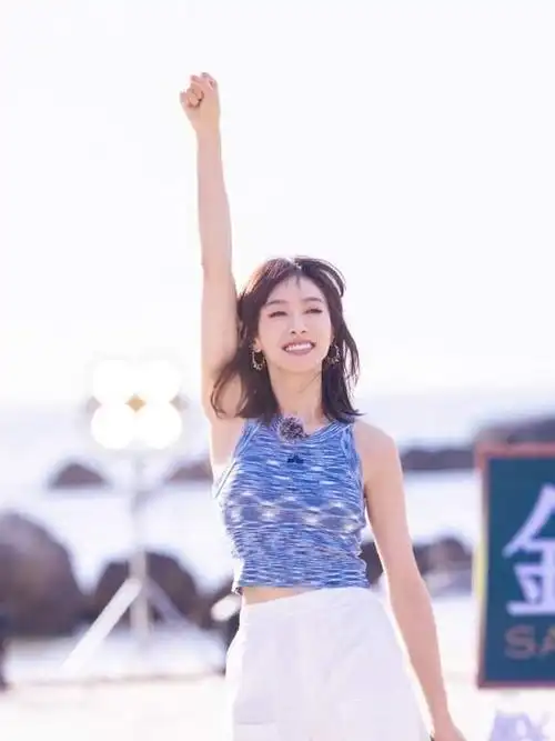 宋茜化身游艇美人白色泳衣大秀好身材蓝色私服清纯可人