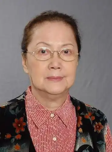 现年80岁的夏萍(卢少萍),早年是香港粤语长片的特约演员,从艺生涯