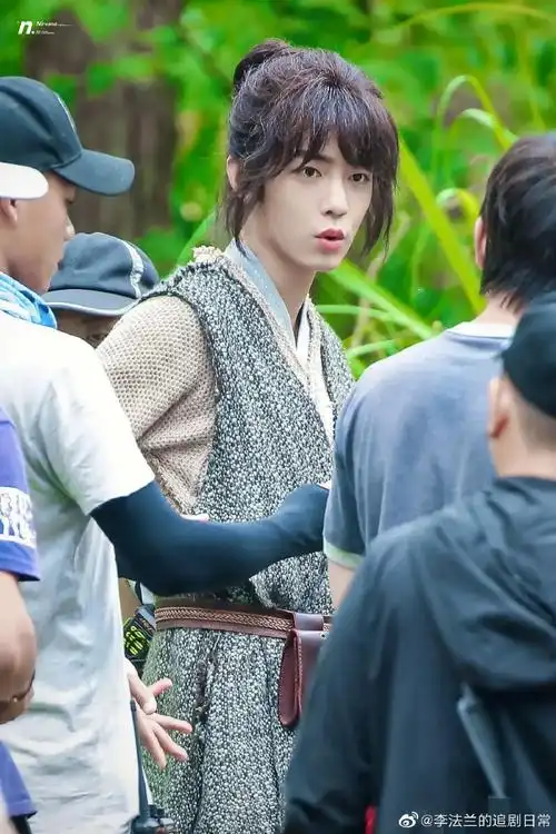 肖战斗罗大陆的小唐三又奶又可爱丸子头造型少年感太强了