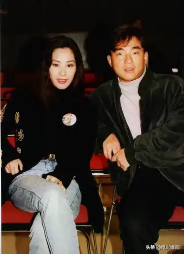 53岁歌坛天后关淑怡,年轻时与和尚生下儿子,如今生活潦倒