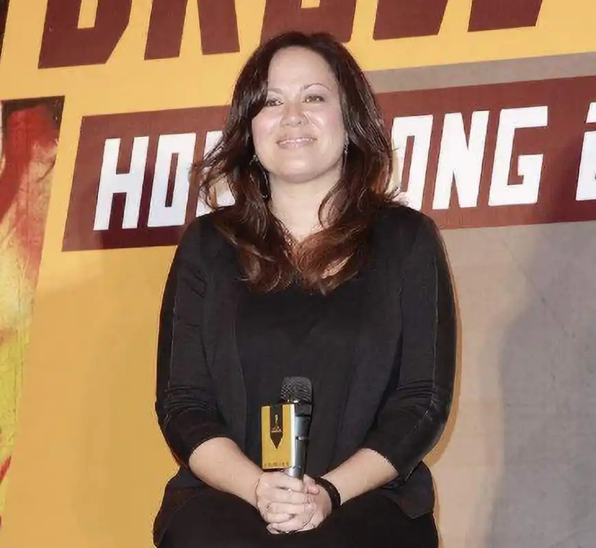 一生"啃老"父亲李小龙,为钱和二伯决裂,52岁李香凝现状如何