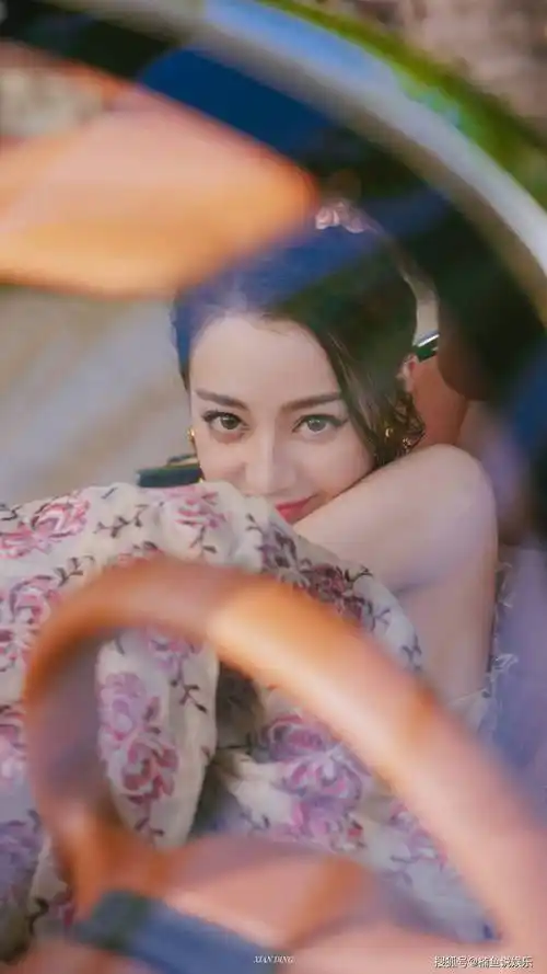 原创迪丽热巴每一次出场都惊艳穿印花长裙演绎假日风雀斑妆成亮点