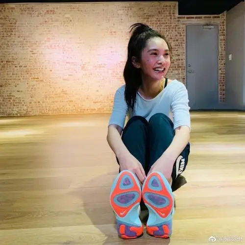 杨丞琳扎高马尾运动完面色红润 只晒7张图逼死强迫症