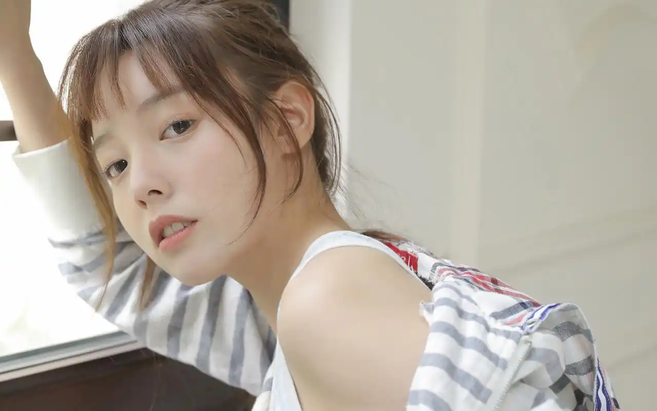 可爱唯美女生图片桌面壁纸