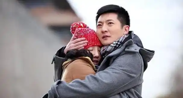 "老男孩"郭京飞,与鲍莉闪婚,17年宠妻如宝,今一家三口很幸福