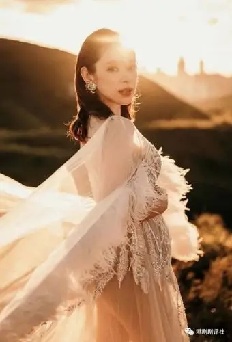 而且演技也日渐进步,像《反黑路人甲》中的蒋家昮早前就由于童颜和"马