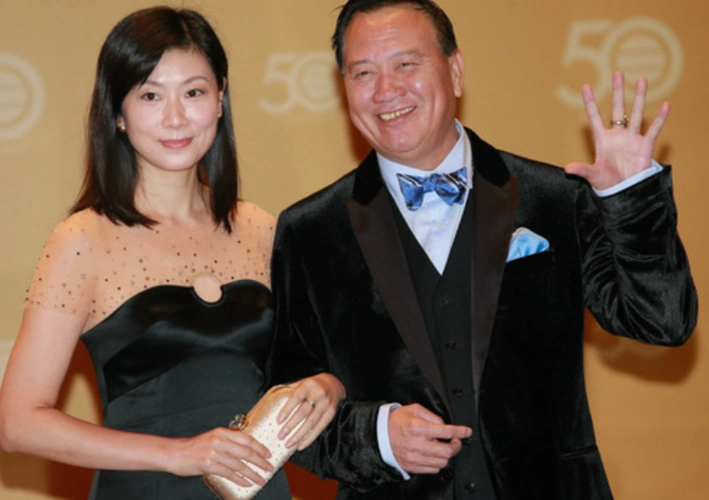 万梓良携妻子参加聚会,小16岁娇妻气质不输恬妞,夫妻同框似父女_腾讯