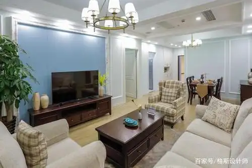 爵士白石框内刷蓝灰色墙漆的电视背景墙,为客厅带来一丝清新感!