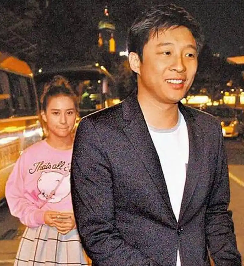 郭晶晶和霍启刚结婚时,伴郎霍启山看上了伴娘吴敏霞,吴敏霞对他无感.