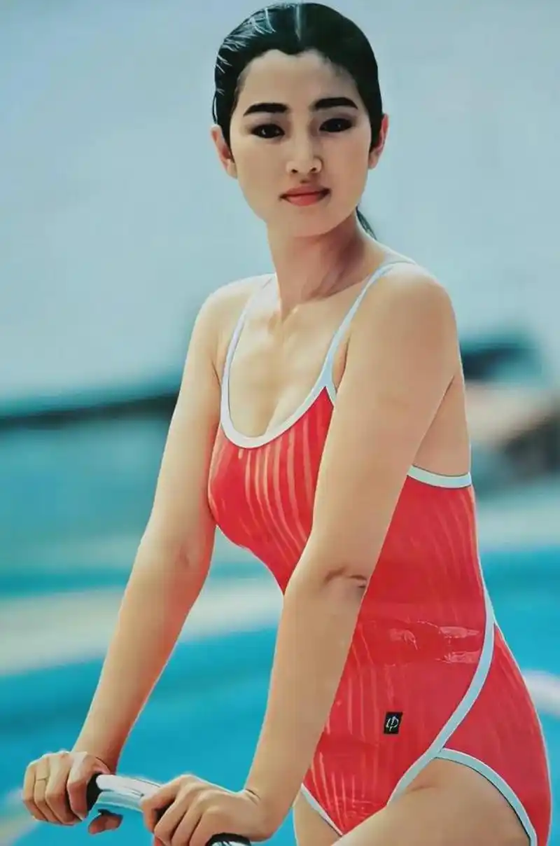 巩俐年轻时的几张照片展现了她青涩又美艳的风采,尤其是红色的裤褂和