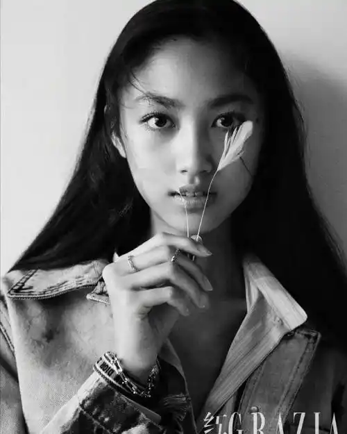 15岁任晴佳肤白貌美大长腿,继承父母好基因,气质不输给超模!