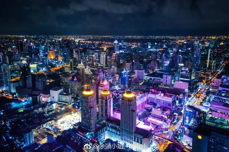 想要欣赏曼谷城市全景,于是我们来到了位于市中心的彩虹云霄酒店