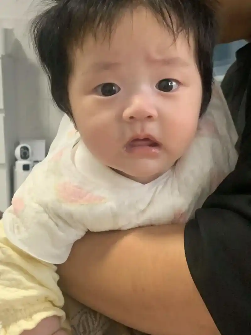 爸爸每次拍嗝的的时候,小啾啾的表情都是懵懵的,真的好可爱啊72