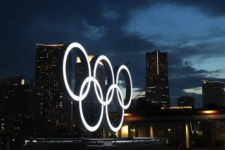 当地时间2021年7月10日,日本横滨,横滨港口巨型奥运五环夜色下发光