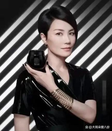 51岁王菲代言贵妇面霜!终于精致一回,穿紧身漆皮裙勒出蚂蚁腰