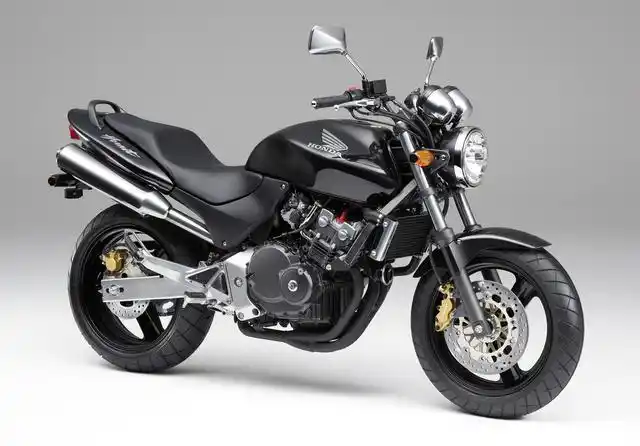 经典本田小黄蜂,250cc排量搭载四缸发动机,动力不输现代街车!