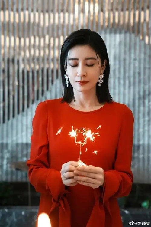 贾静雯49岁生日,修杰楷带俩女儿飞四川为老婆庆生,一家人超幸福_腾讯