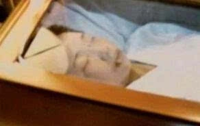 恐怖!实拍入殓师为女尸换衣服化妆全过程