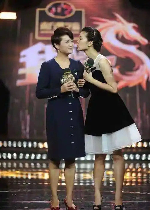 55岁茹萍一家四口同框,穿旗袍裙身材真好,真是越老越有韵味_女性