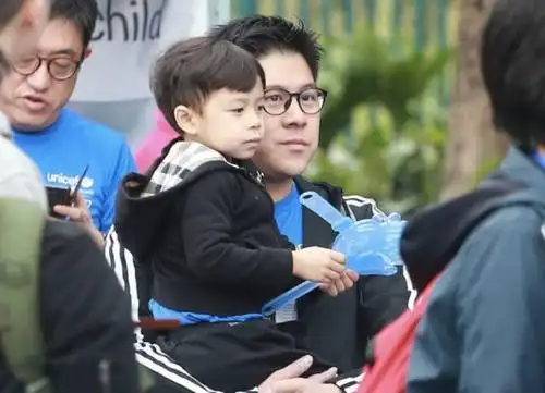 郭晶晶儿子正面照首次曝光一家三口超像