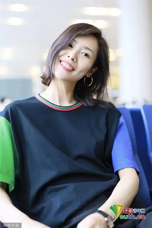短发"大表姐"刘雯玩回眸杀撩人于无形