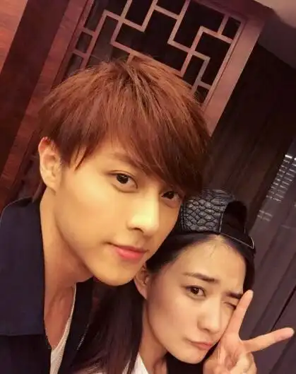 邱胜翊与徐璐戏中的婚纱照,两人因戏生情,误传绯闻.