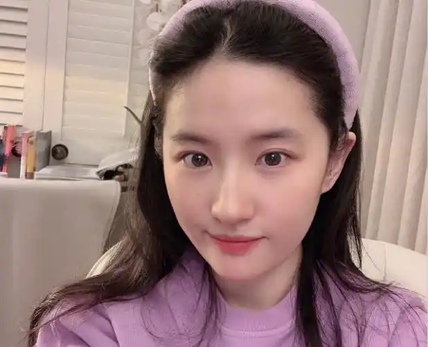 刘亦菲分享素颜自拍,生图下皮肤白皙无暇,身材比例更让人惊艳