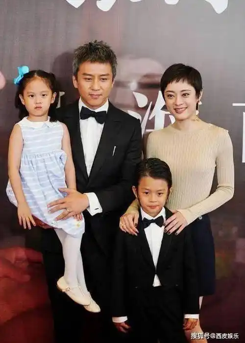 的老铁应该都知道今年是邓超第四次主持金鸡奖了,在晚会的现场和黄渤