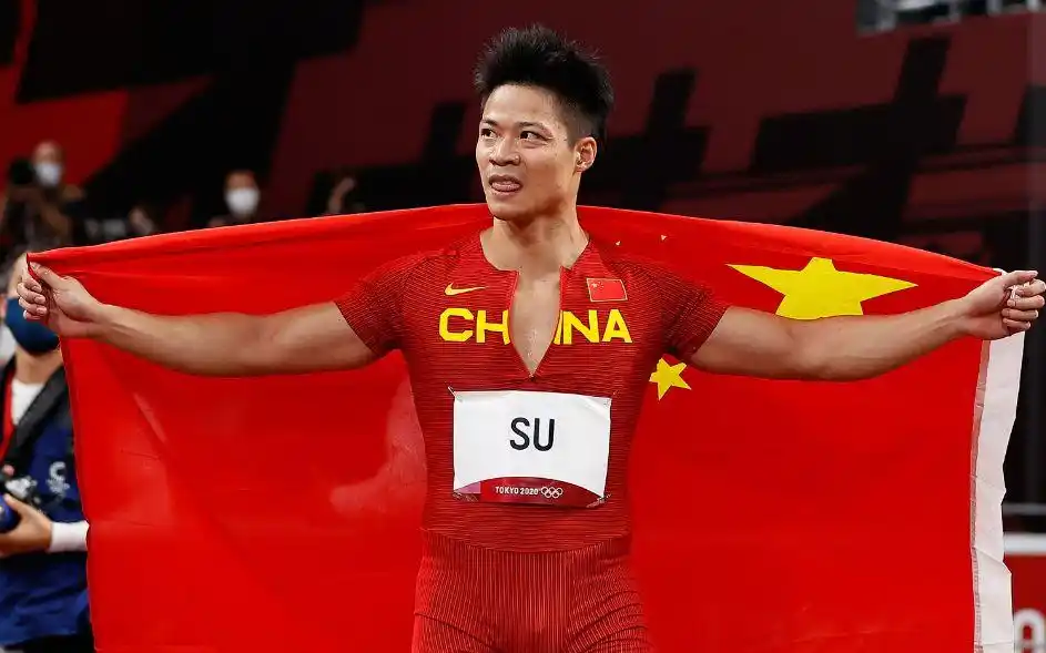 苏炳添百米决赛后身披国旗.