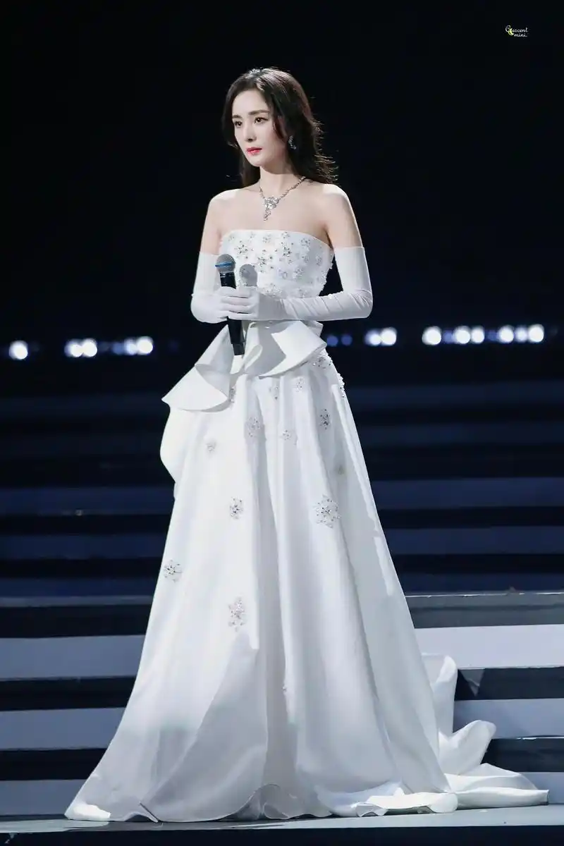 杨幂白裙子灵动美艳