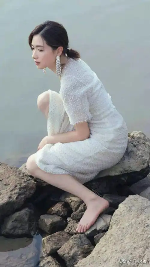 万茜真敢穿白色礼服还挖了两个洞冷艳气质无敌