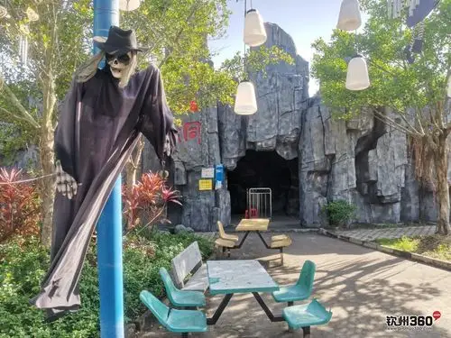 细节方面做得不够好,但是还是被吓到了,一到鬼屋门口就看见一个鬼在